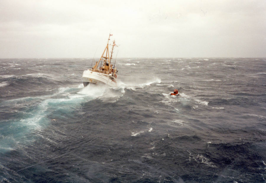 pesquero en tormenta