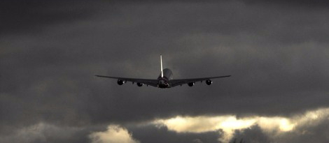 Avión hacia las nubes