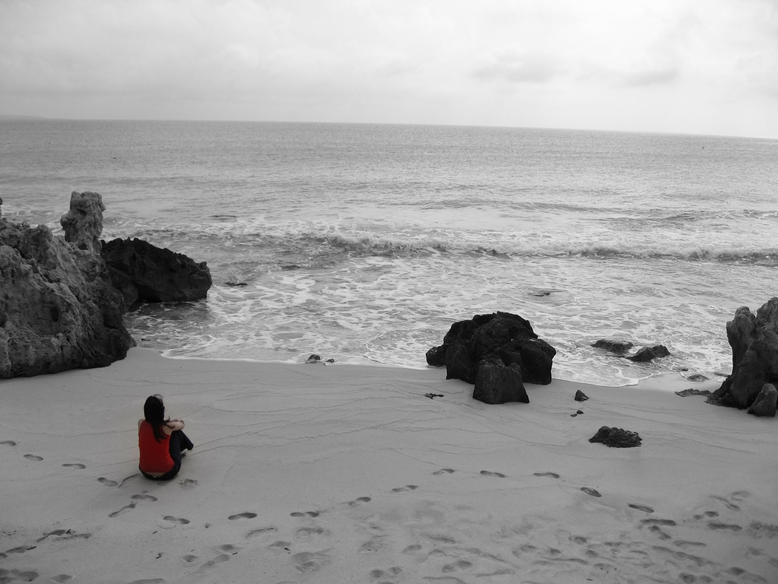 Sola en la playa