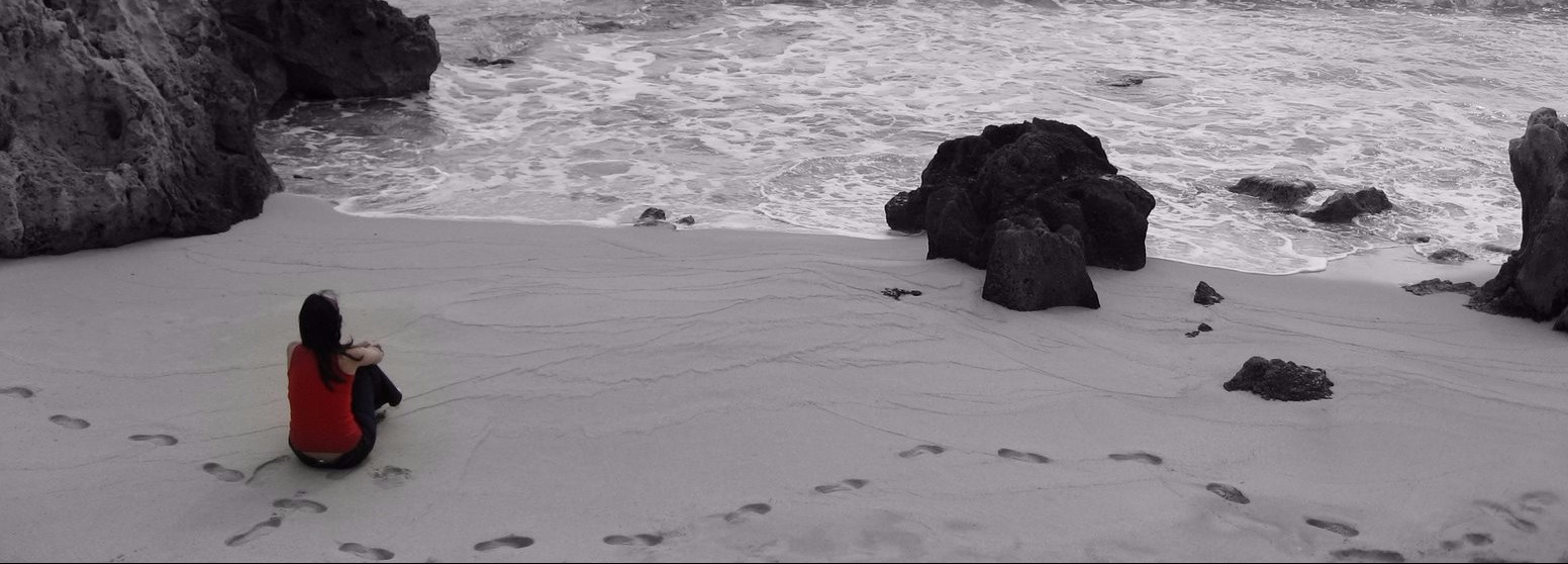 Sola en la playa