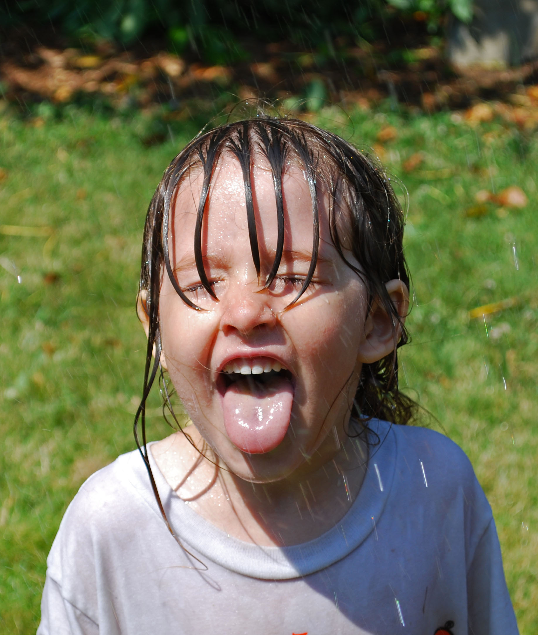 Niño sacando la lengua